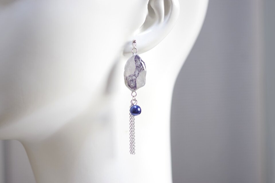 レジンアート　スライスアゲートとガラスパールとフリンジのピアス〈凍蝶〉