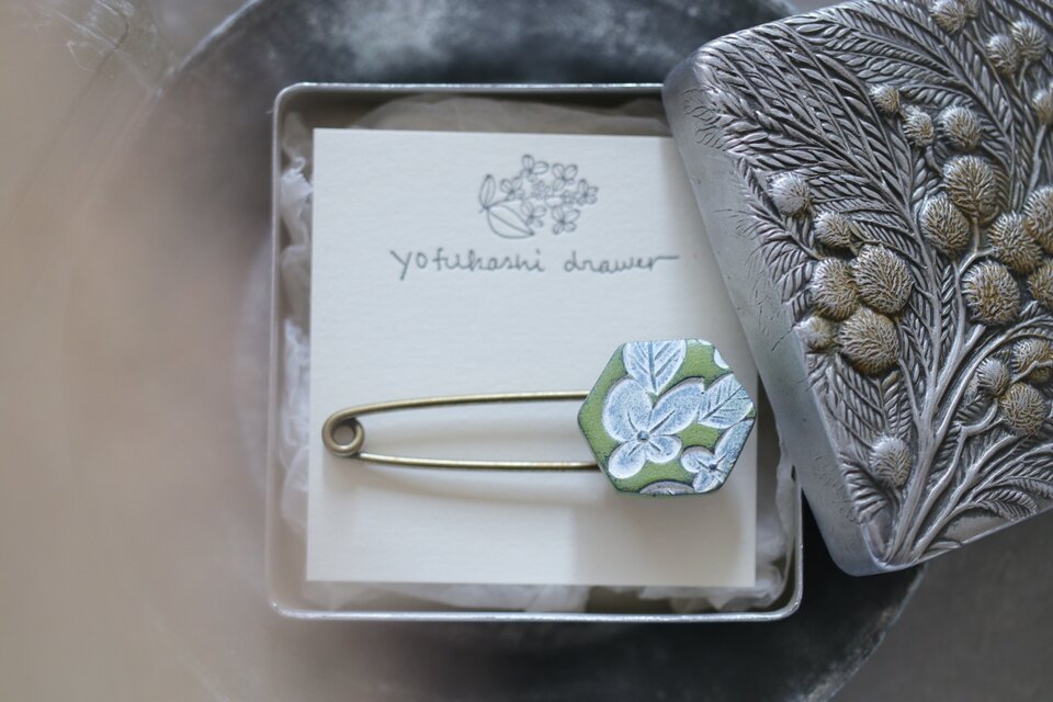 : : : 陶土の草花ブローチ : : : 1393