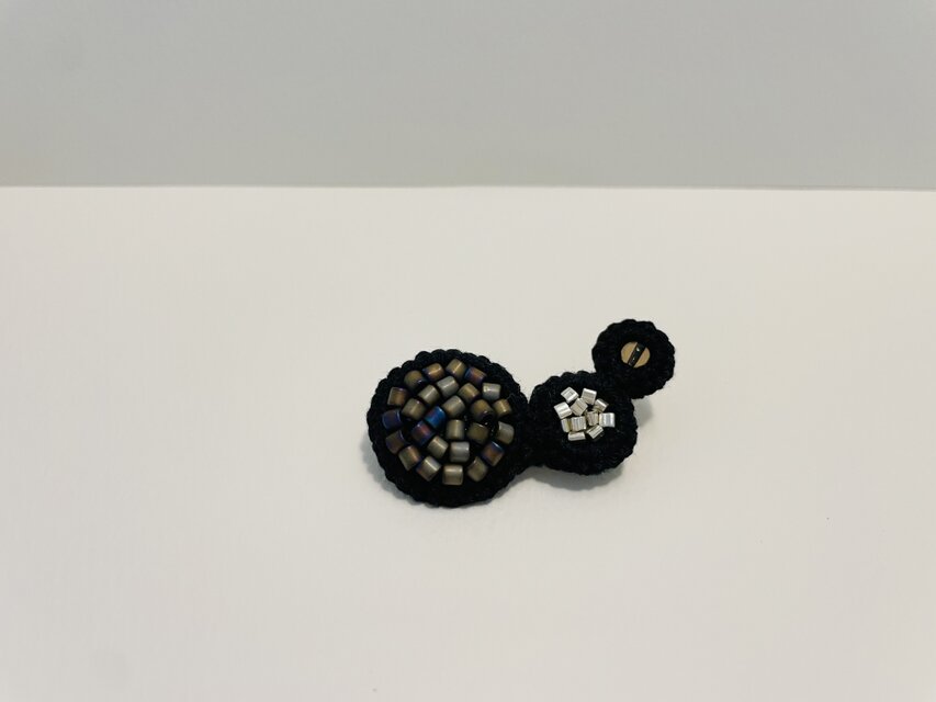 【美しい色のガラスビーズ】ニュアンスカーキ　ブローチb007