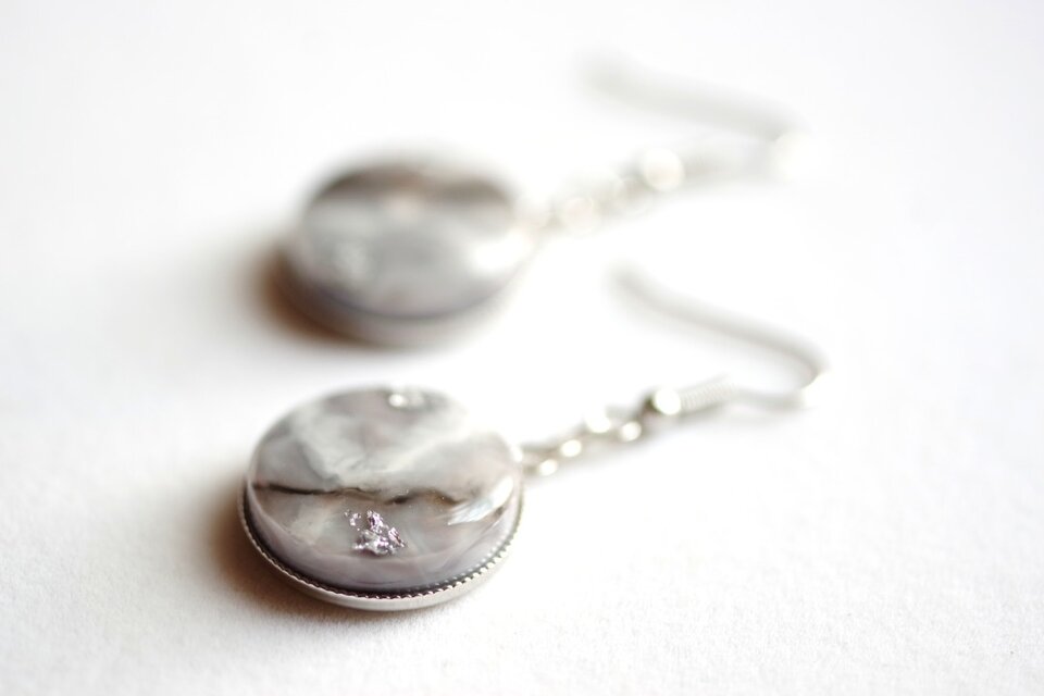 レジンアート　ラウンドピアス〈横顔〉