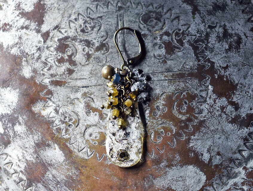 アースカラー銀化のローマングラスとたわわなストーンビーズ、インディゴブルービーズ、民族鈴の片耳ピアス