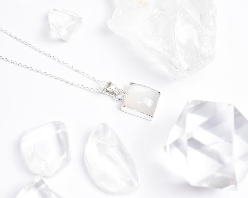 乳白色の月の輝きムーンストーンのシルバーネックレス