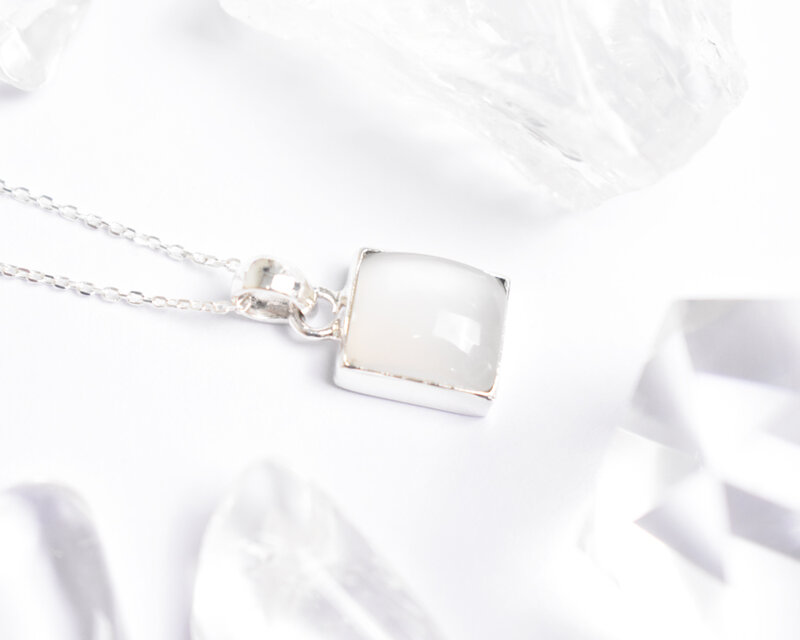 乳白色の月の輝きムーンストーンのシルバーネックレス | iichi