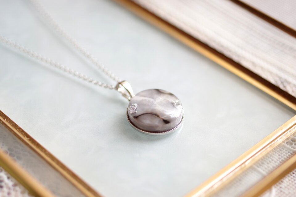 レジンアート　ラウンドペンダント〈横顔〉