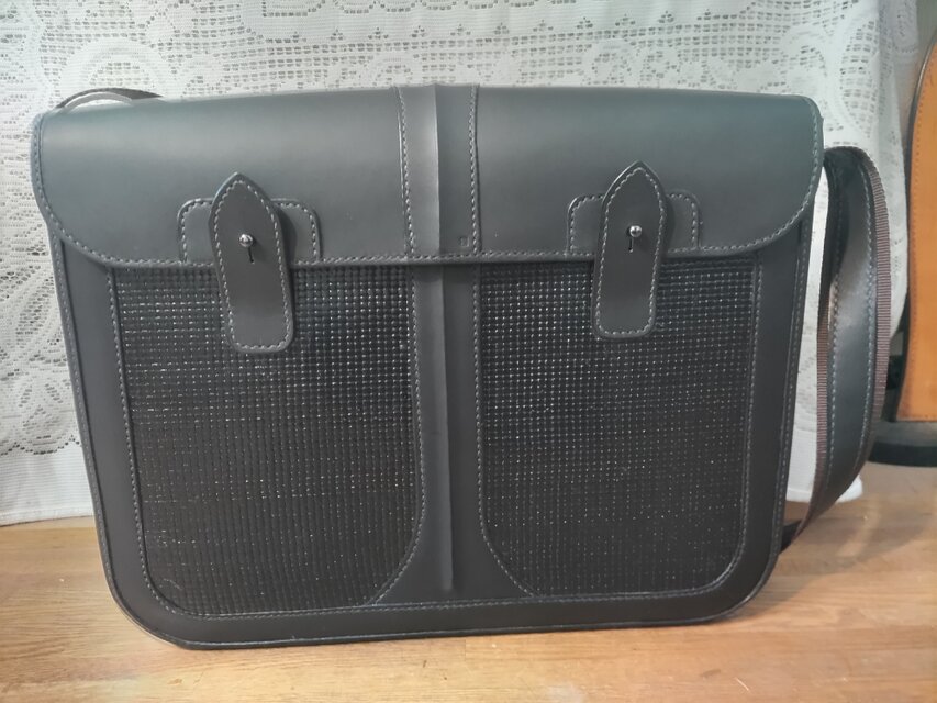 黒の大型ショルダーバッグ