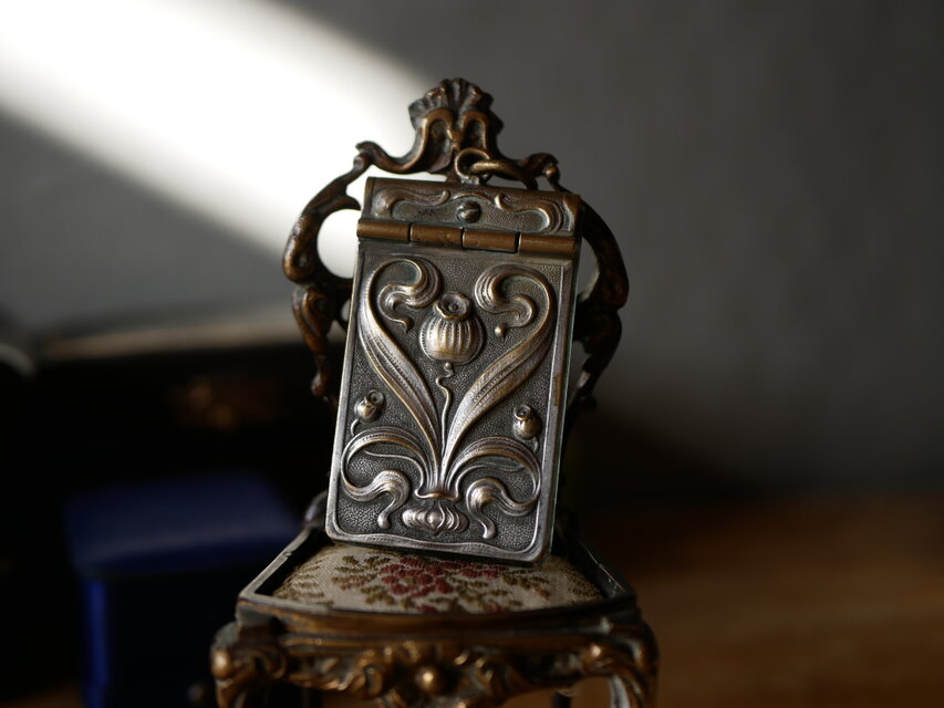 カルネドバルの形をしたコンパクトミラー　ミラー　シャトレーン　フランスアンティーク  アンティークのある暮らし