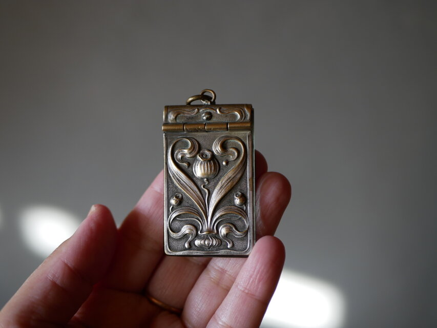 フランスアンティーク　カルネドバル　ヴィクトリアン　シャトレーン カルネドバルの形をしたコンパクトミラー ミラー シャトレーン