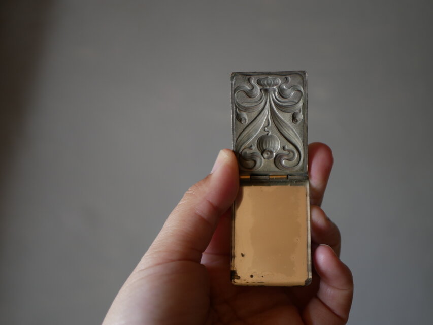 カルネドバルの形をしたコンパクトミラー ミラー シャトレーン