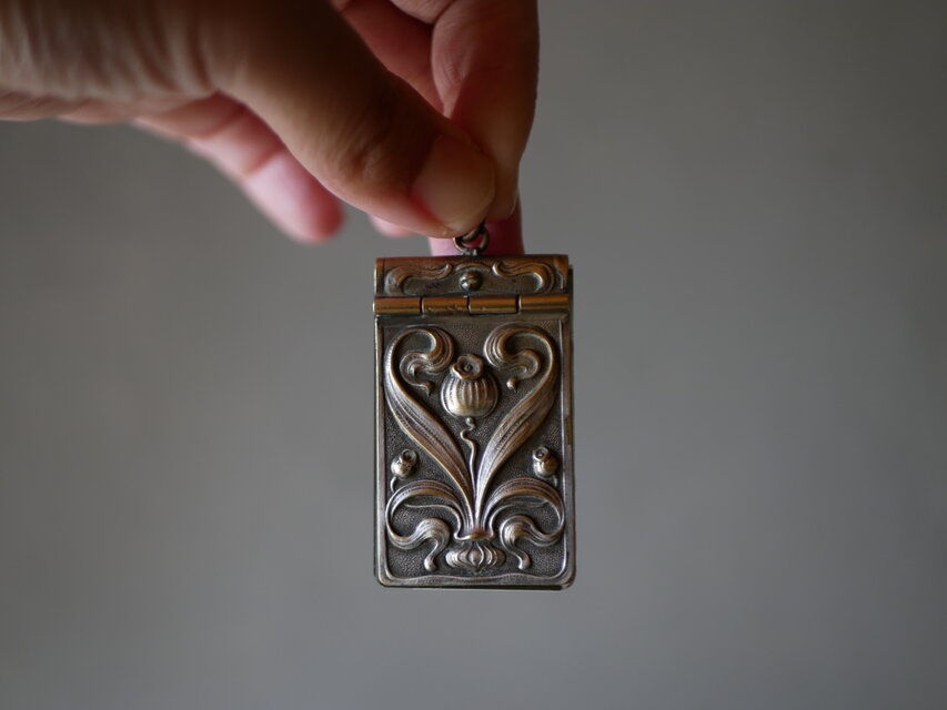 カルネドバルの形をしたコンパクトミラー ミラー シャトレーン