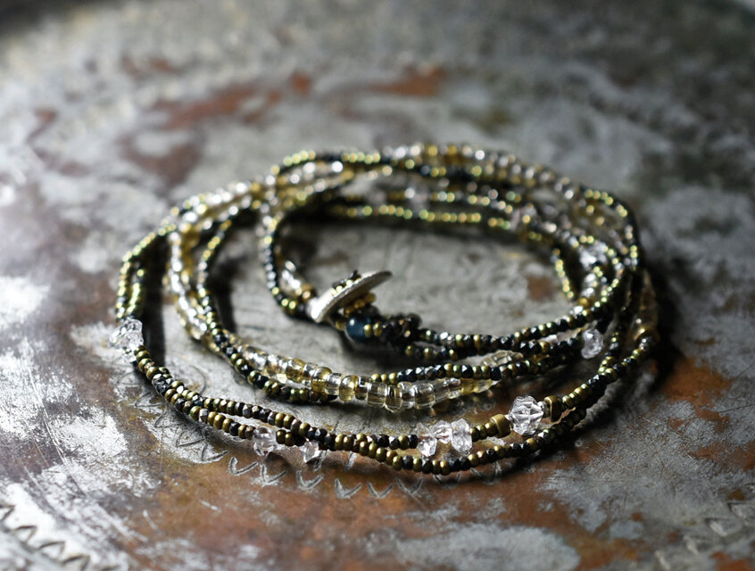 フランスアンティークカットメタルビーズとハーキマーダイヤモンド、琥珀＆クリアビーズの2連ネックレス