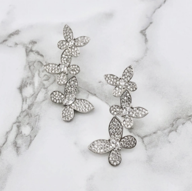 幸せのパピヨン【高品質！送料無料！当日配送！】ピアス