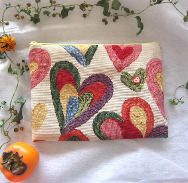 オランダ生地　ハートの愛いっぱいポーチ　ハートのボタン付き　通帳入れ　コスメいれ