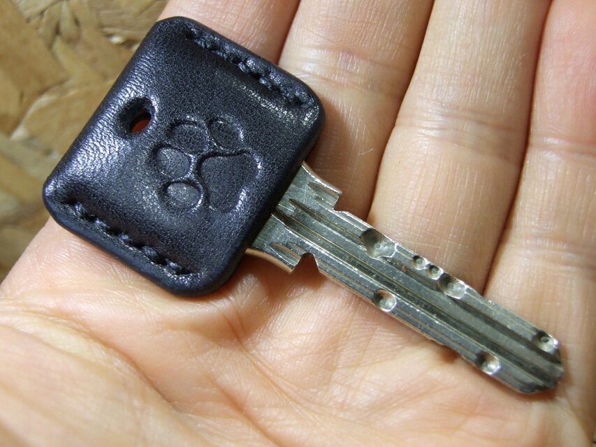 大きい肉球(犬)刻印のキーカバー サドル黒