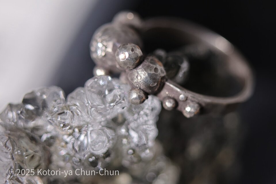 7つの顔をもつ指輪】レア蛍光ダイヤモンド・デザインシルバー