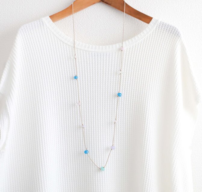 小さなガラスの雫とコットンコードのロングネックレス 「春天の花舞」