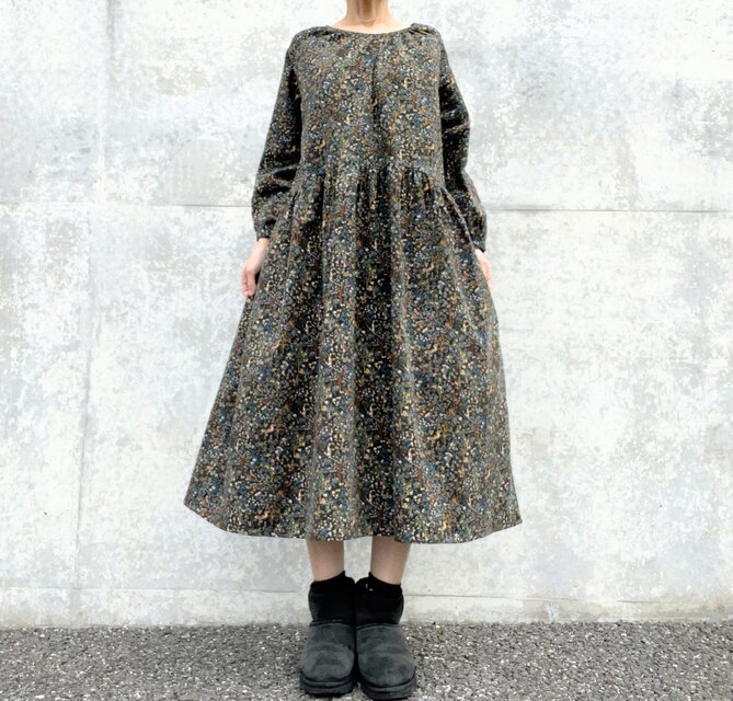 【半額セール】冬支度の森＊あったかコーデュロイの長袖ワンピース＊ポケット付＊綿100％＊キツネ鳥うさぎ草花柄＊ダークネイビー