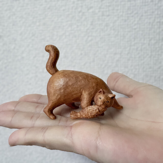 木彫り猫 彫刻作品｜片掌サイズ｜#006（魚をくわえた猫） | iichi 日々