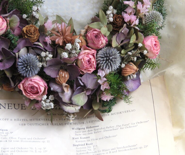 ジャナと秋色紫陽花の三日月リース | iichi 日々の暮らしを