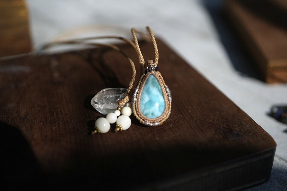 『藍華』高品質ラリマーのマクラメペンダントネックレス 高品質ラリマーマクラメペンダント｜ナチュラル・楕円形 - 旅