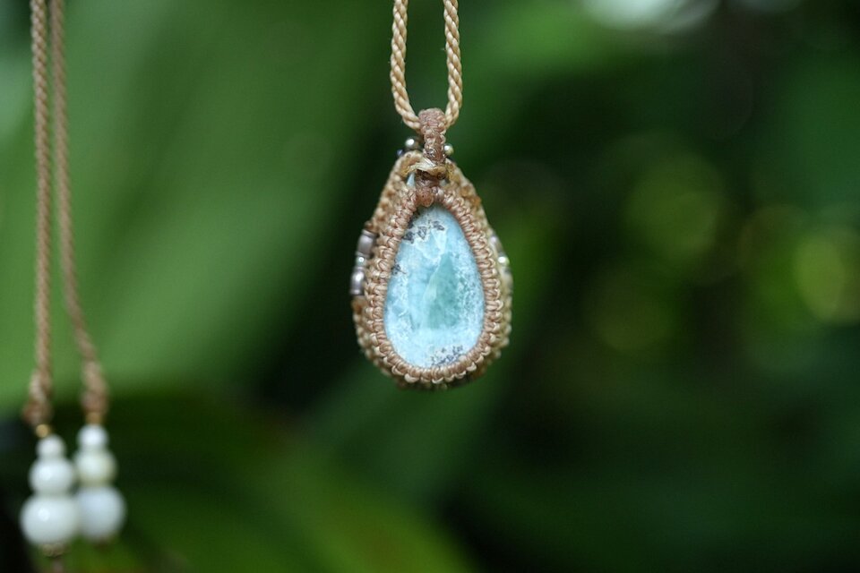 極上ラリマーマクラメネックレス☆ 輝きのひと粒♪極上ラリマーの天然石マクラメ編みネックレス