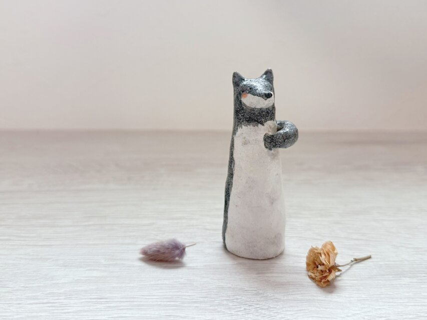 一輪挿し｜花束を贈るわんこ・柴犬｜陶土の小さな花器・ドライフラワー