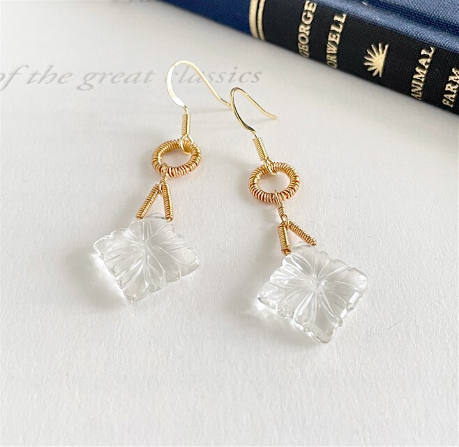 水晶 クリスタル フラワーカービング 揺れるピアス イヤリングに