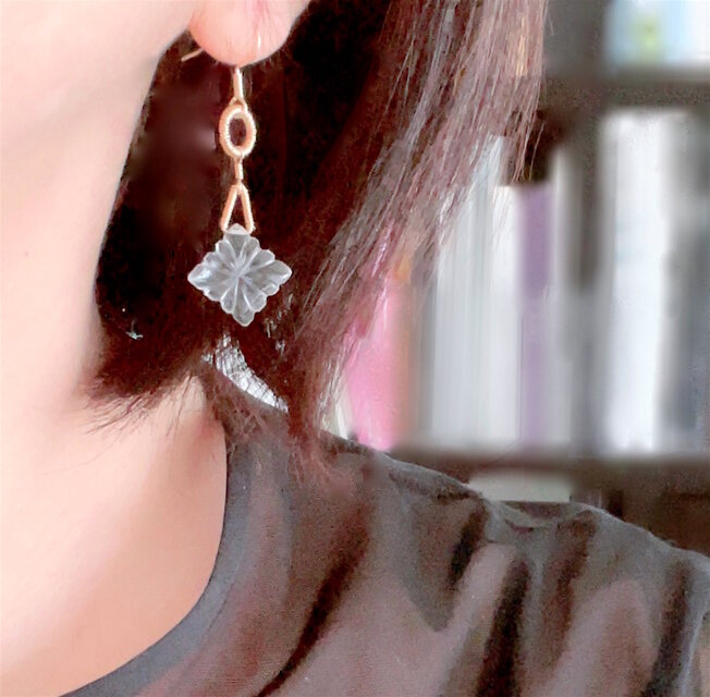 水晶 クリスタル フラワーカービング 揺れるピアス イヤリングに変更