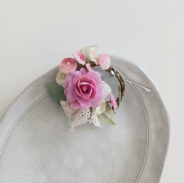 染め布花☆薔薇と小花のリースブローチ | iichi 日々の暮らしを