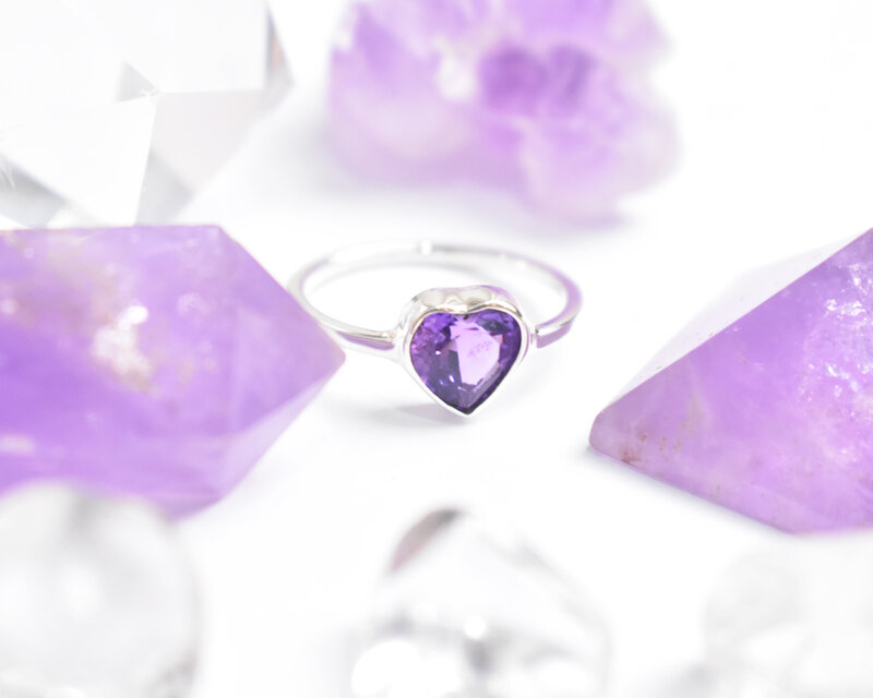 小さなハートのアメジストシルバーリング　シルバー925　天然石　指輪 アメシスト