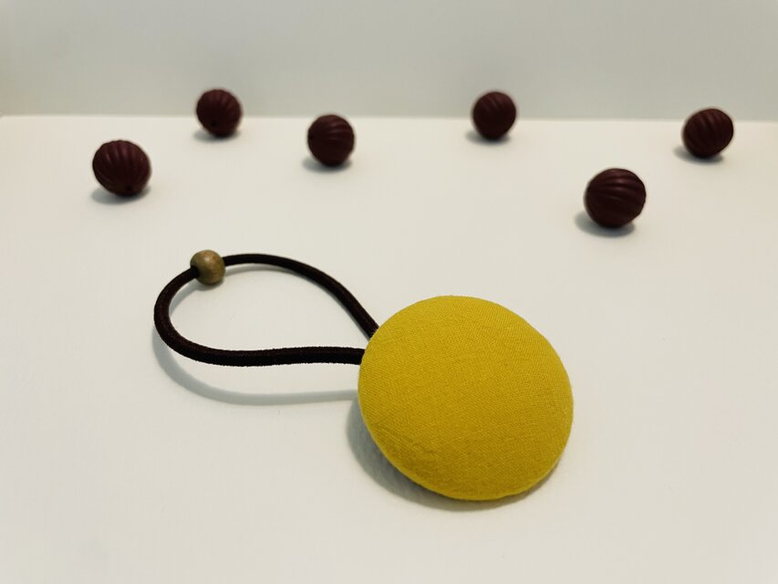 【 手染め生地のヘアゴム 】くるみボタンと木のビーズ　h005からしマスタード