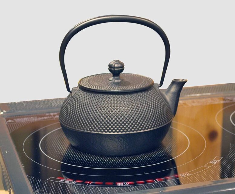 南部鉄器 鉄瓶 7型アラレ0.9L 内面素焼き・酸化被膜仕上 日本製 直火
