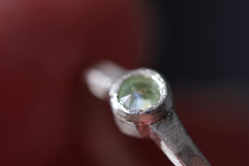 【原石からカット】トシッタさんのインド産マスカットグリーンクリソベリル・シルバーリング【銀翼】