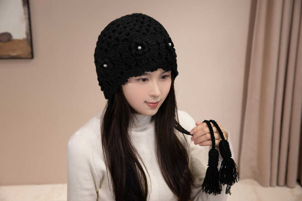 手編み【Lady's】オシャレな手編み（二重編み）　フリンジ付き帽　ブラック