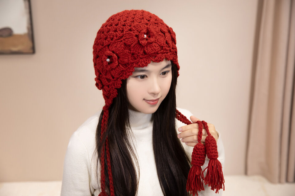 手編み【Lady's】オシャレな手編み（二重編み）　フリンジ付き帽　アカ