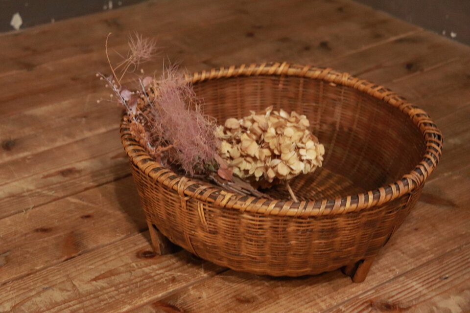 №099　足付き籠　編籠　キッチン雑貨　古道具　収納籠