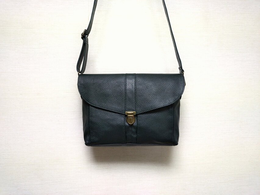 差込蓋ショルダー (牛革・シュリンク・Berdone)