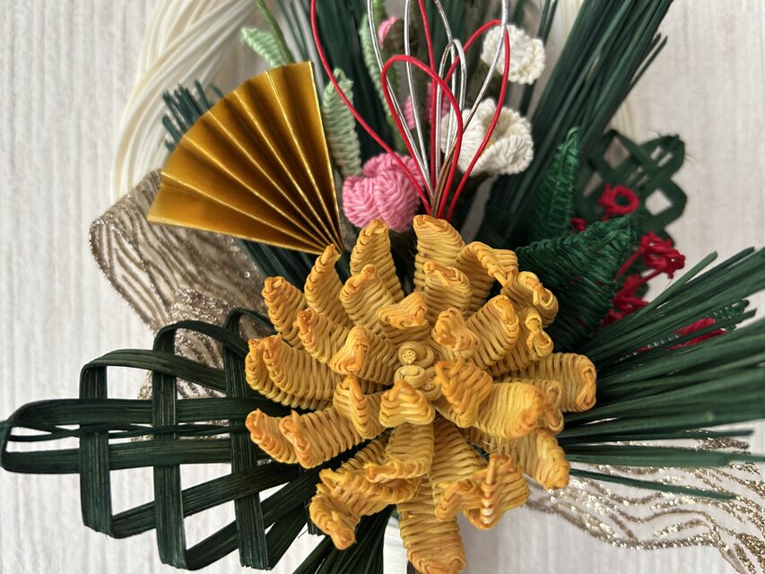 籐のお正月リース　縦長（菊）