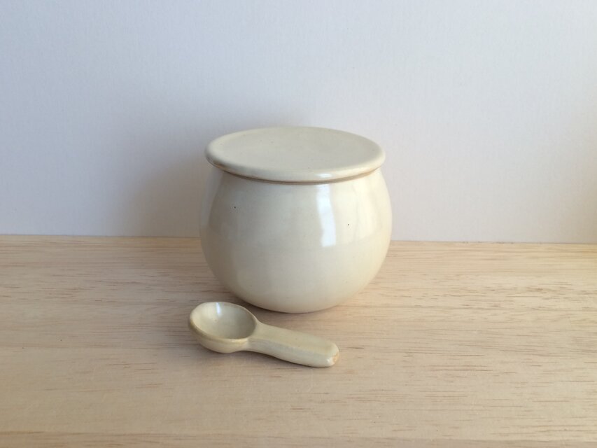 半磁器丸蓋物（匙付き）アイボリー