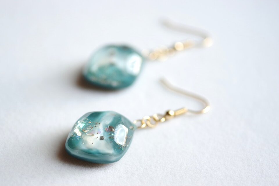 レジンアート　鉱物ピアス〈美しい羽根にかくされて〉