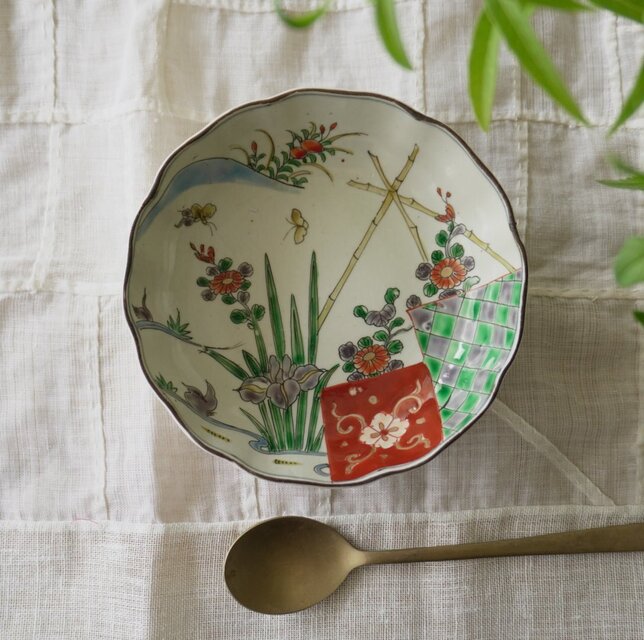 菖蒲の花咲く輪花なます皿