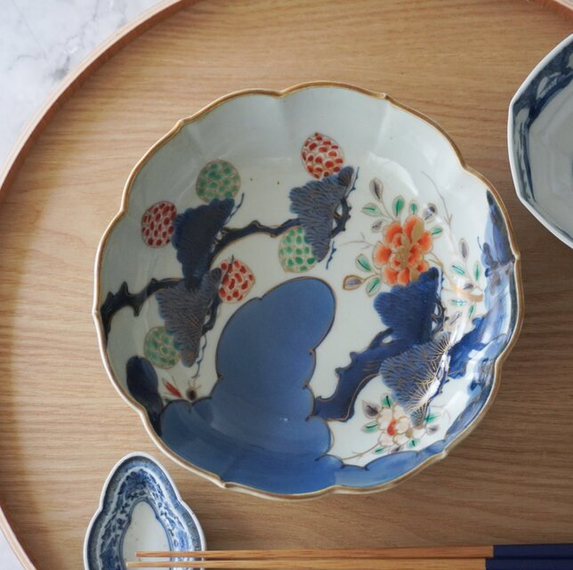 染付に金彩、風景を映す大なます皿