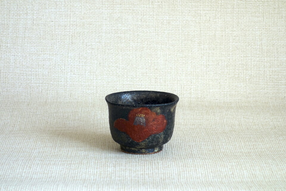 四方湯のみ（金銀彩紅椿a)