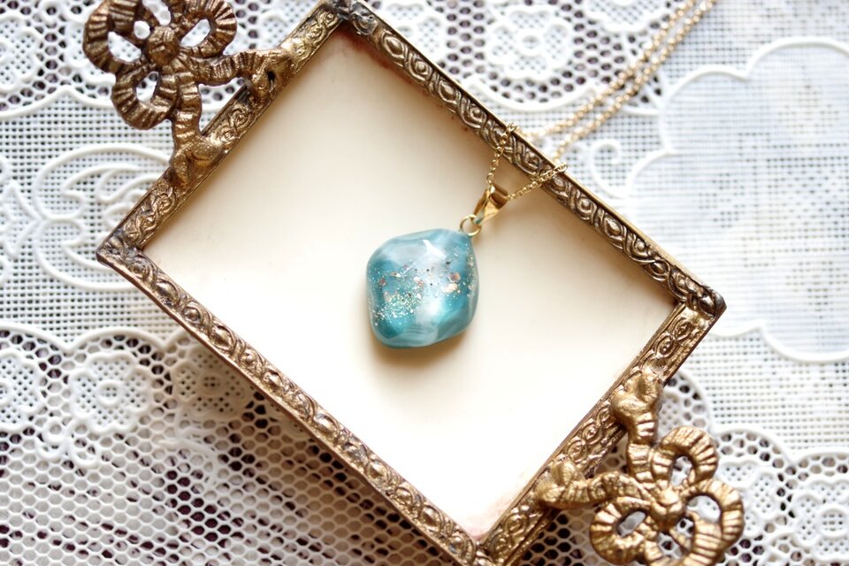 レジンアート 鉱物ペンダント〈美しい羽根にかくされて〉 | iichi 日々