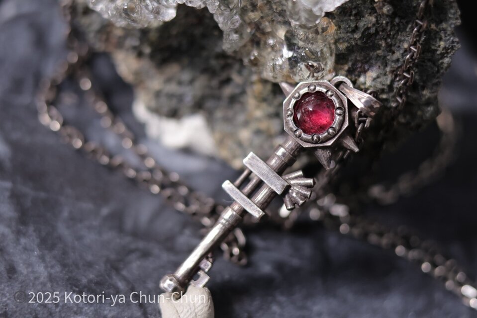 【完全新作！】トシッタさんのスリランカ産ロードライトガーネット　魔法の鍵ペンダント（チェーン付き）【赤の鍵】
