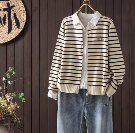 【受注】綿.   ラウンドネック 刺繍ストライプ ニットカーディガン ジップアップ ショート丈 秋 アウター