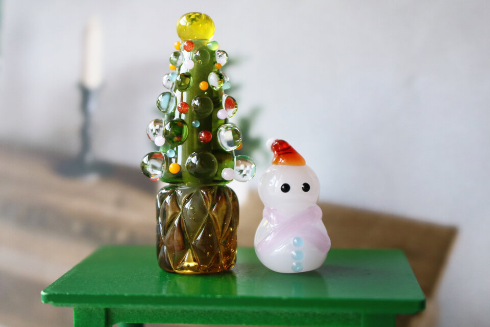 ガラスに閉じ込めたクリスマスの朝】ミニチュアツリーと雪だるま