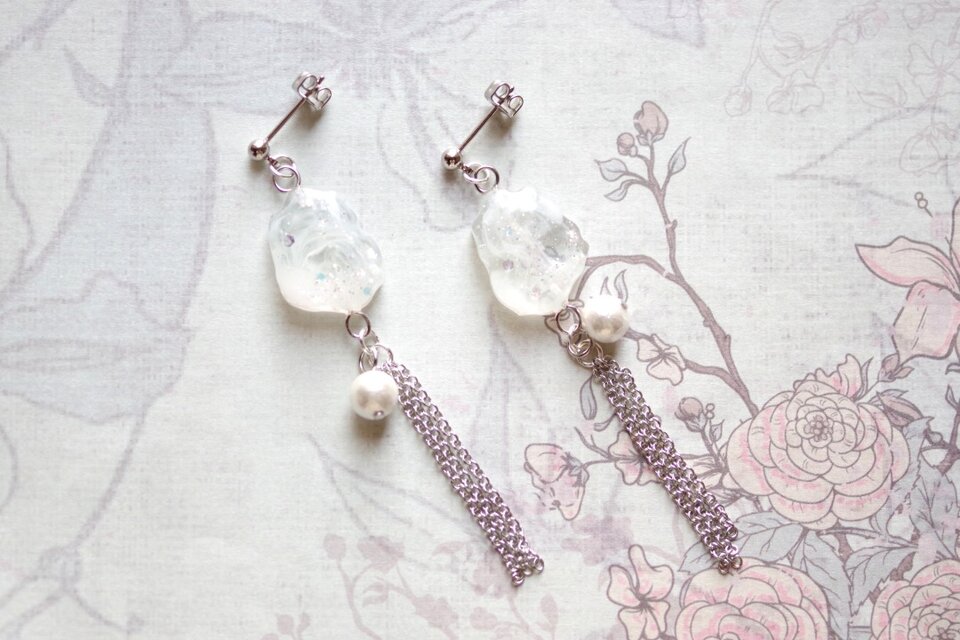 レジンアート　凹凸モチーフとコットンパールとフリンジのピアス〈白い嵐〉