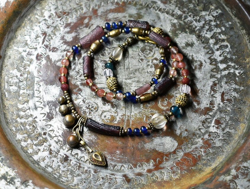 アフガンパーツ＆民族鈴、ローマングラスとボヘミアビーズ、グーズベリー、アンデシン、多彩ブラスのネックレス
