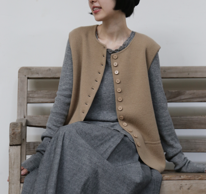 快適さとスタイルを両立　上質なウール100%のニットベスト　ウール100％　キャメル　251101-1
