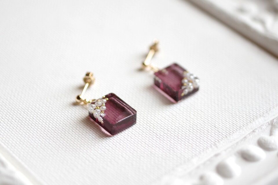 レジンアート　長方形のピアス〈夜の花の香〉